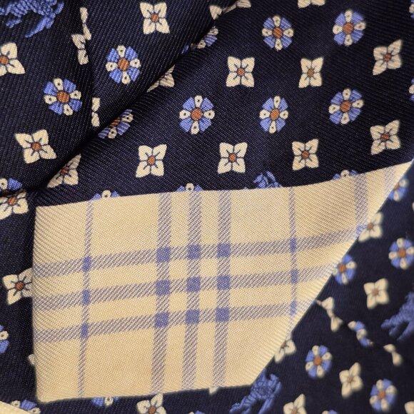 BURBERRY Silk Tie - Picture 12 of 16